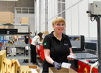 C-Artikel smart gemanagt: Vitra zieht positive Bilanz nach einem Jahr STREIT Office Logistik Mitarbeiterin von Streit Service & Solution arbeitet an der Autostore Anlage in Gengenbach