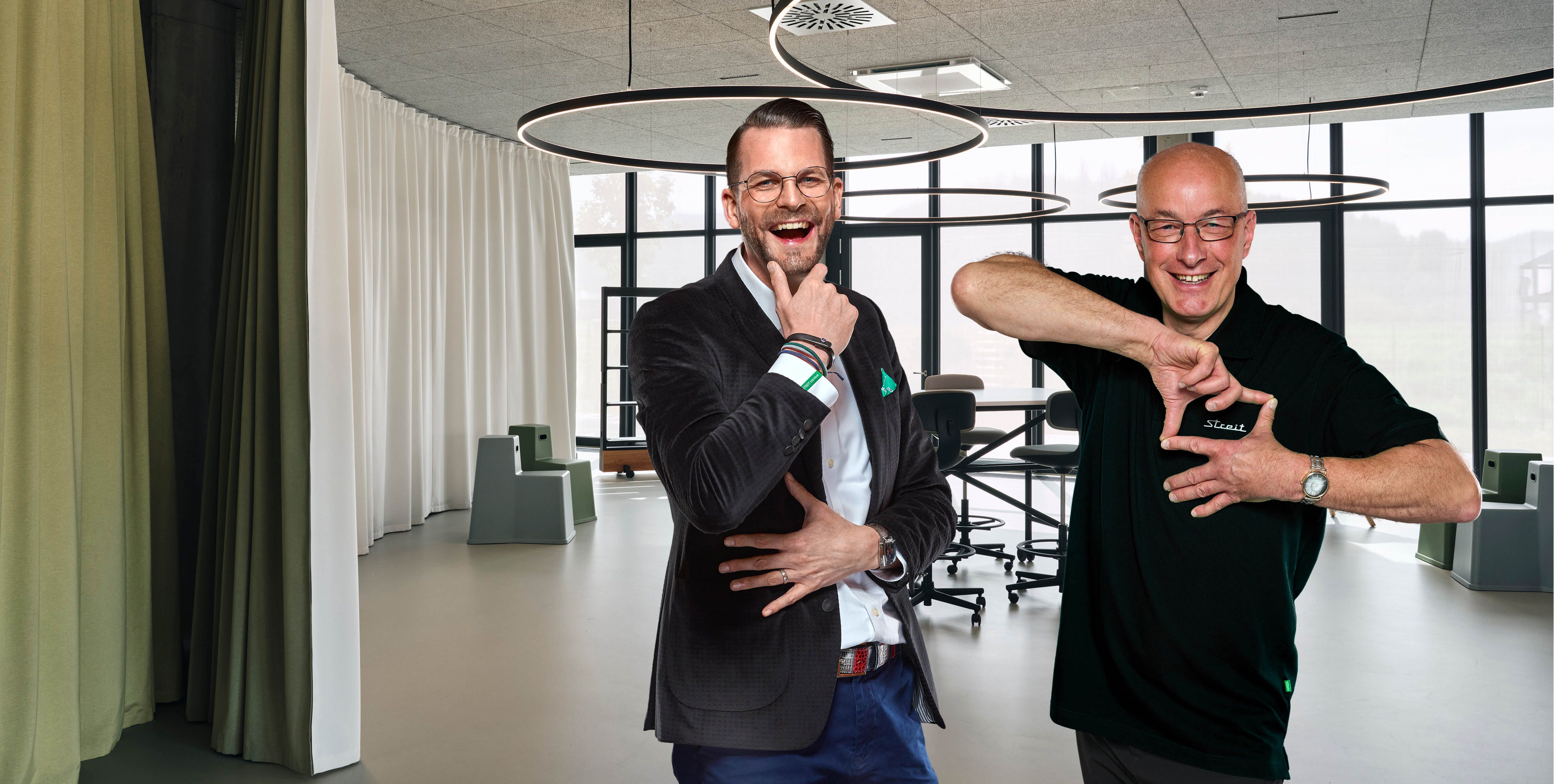 Textilien von STREIT individual Zwei Mitarbeiter von STREIT tragen individualisierte Textilien