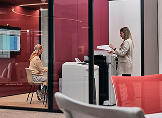 Sicherheit von Druckern und Kopierern: Unterschätzte Risiken und Schutzmaßnahmen Mitarbeiterin der Firma Streit Service & Solution in Gengenbach steht an einem Multifunktionsgerät und fertigt Kopien an