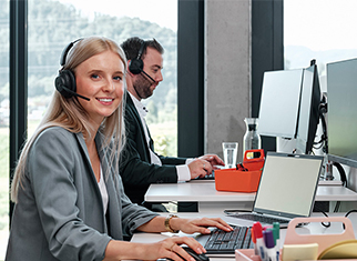 Enterprise Content Management & Dokumentenmanagementsysteme Mitarbeiter von Streit Service & Solution arbeitet an ihrem Arbeitsplatz