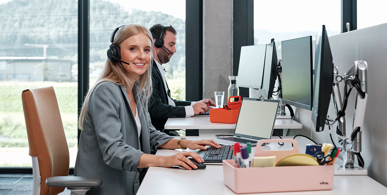 Kundenservice Mitarbeiterin von Streit Service & Solution telefoniert mit Headset an ihrem Arbeitsplatz