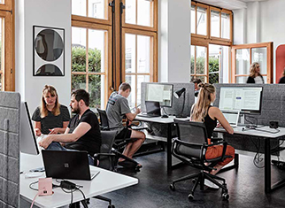 Mieten, Leasen, Kaufen von Büroeinrichtung – Was ist die richtige Wahl? Mehrere Personen arbeiten in einem Büro