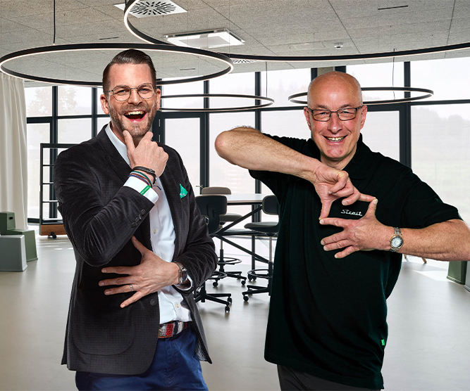 Arbeits- und Berufsbekleidung von STREIT Zwei Mitarbeiter von STREIT  tragen individualisierte Textilien