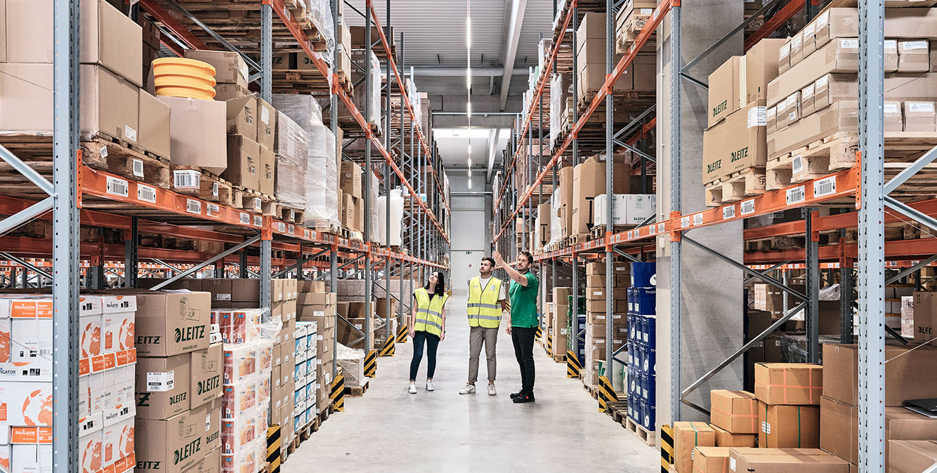 Office Logistik Drei Personen stehen im Hochregallager von STREIT in Gengenbach