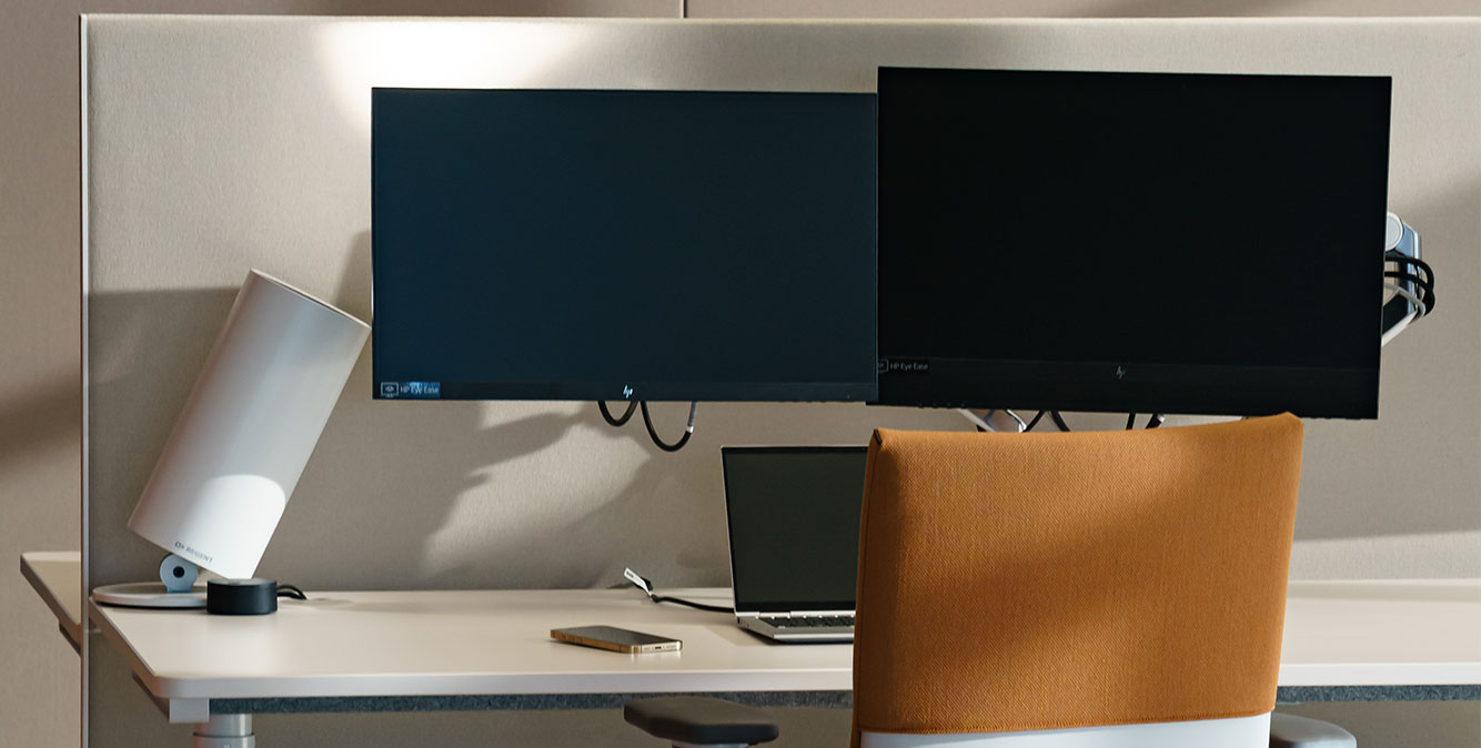 Optimale Lichtgestaltung für den Arbeitsplatz Arbeitsplatz mit Leuchte im Büro von Streit Service & Solution in Gengenbach