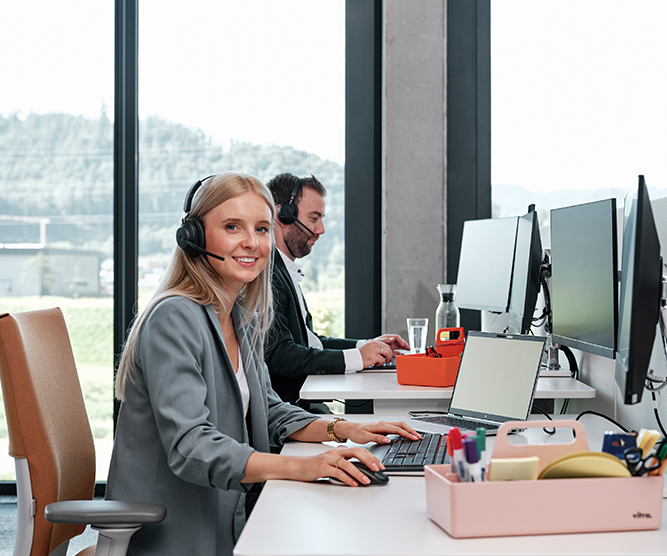 Kundenservice Mitarbeiterin von Streit Service & Solution telefoniert mit Headset an ihrem Arbeitsplatz