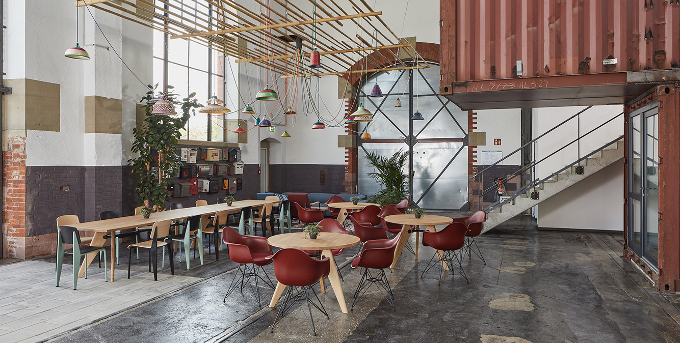 Referenzen Büroeinrichtung STREIT Großer Raum mit Tischen und Stühlen in der Lokhalle in Freiburg