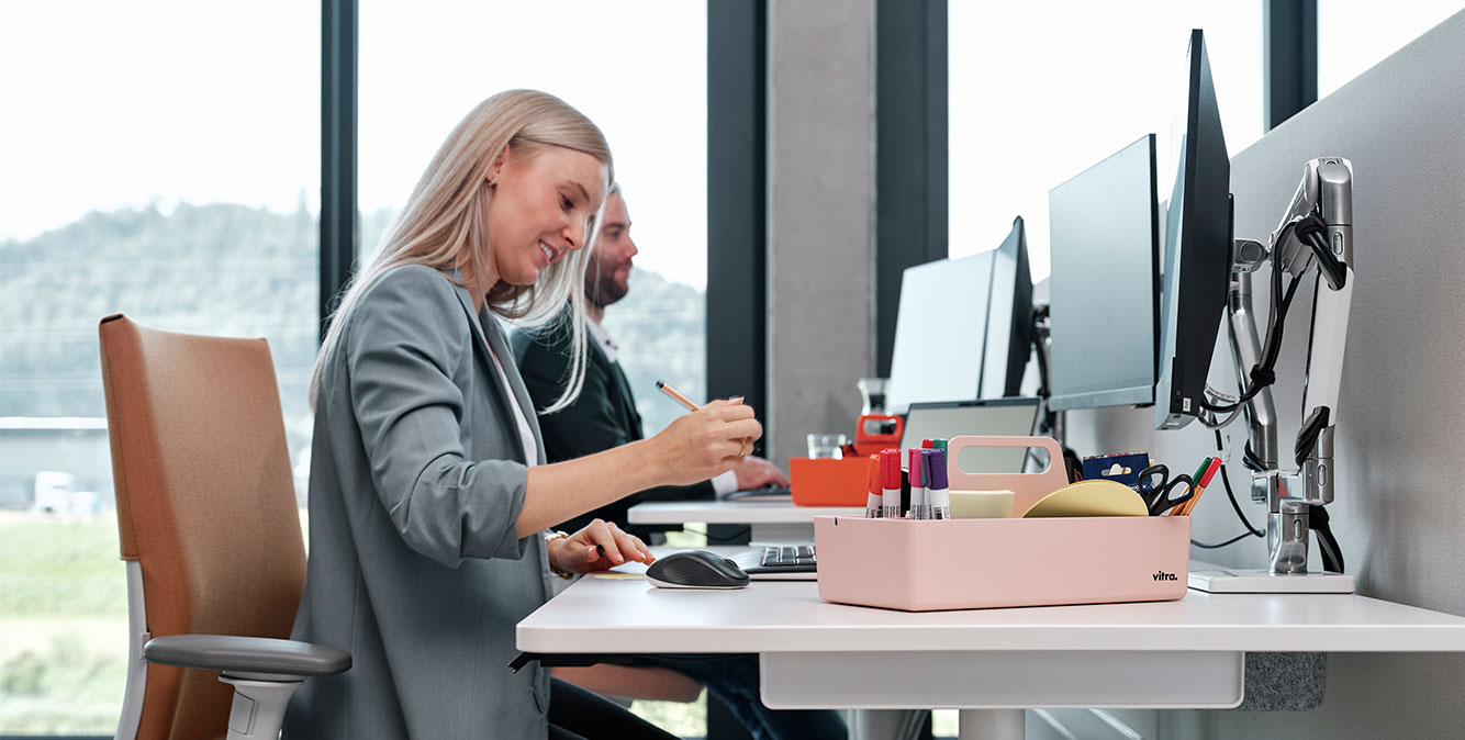 Marken Bürobedarf im STREIT Shop Mitarbeiterin von Streit Service & Solution sitzt am Schreibtisch und arbeite