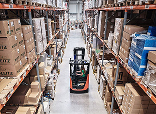 Effizientes C-Teile-Management: Optimierung der Beschaffungskosten Hochregallager mit Stapler im Logistikzentrum von Streit Service & Solution in Gengenbach