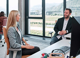 Nachhaltige und gesunde Arbeitswelten Mitarbeiter von Streit Service & Solution sitzen an ihrem Arbeitsplatz und sprechen miteinander