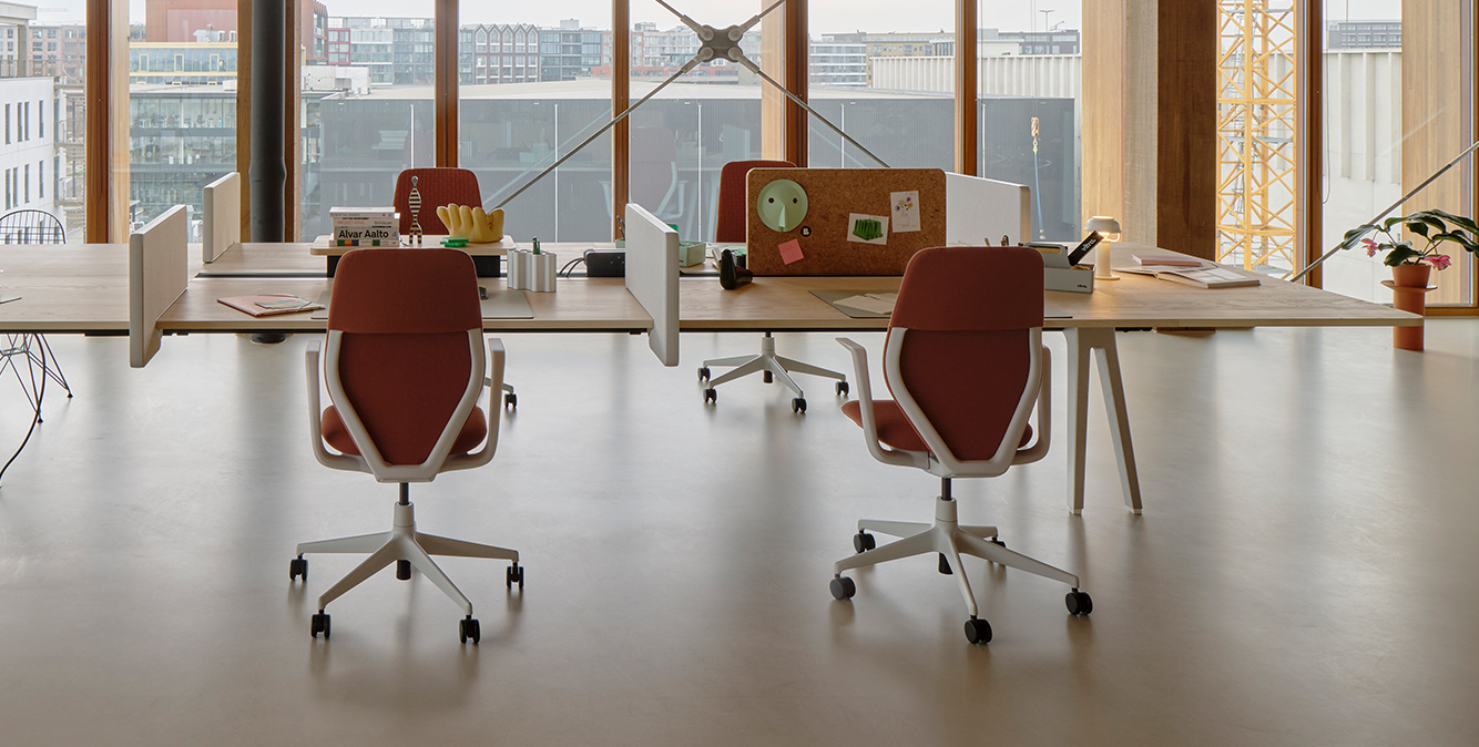 Ergonomische Drehstühle Büro mit Drehstühlen und einem großen Tisch