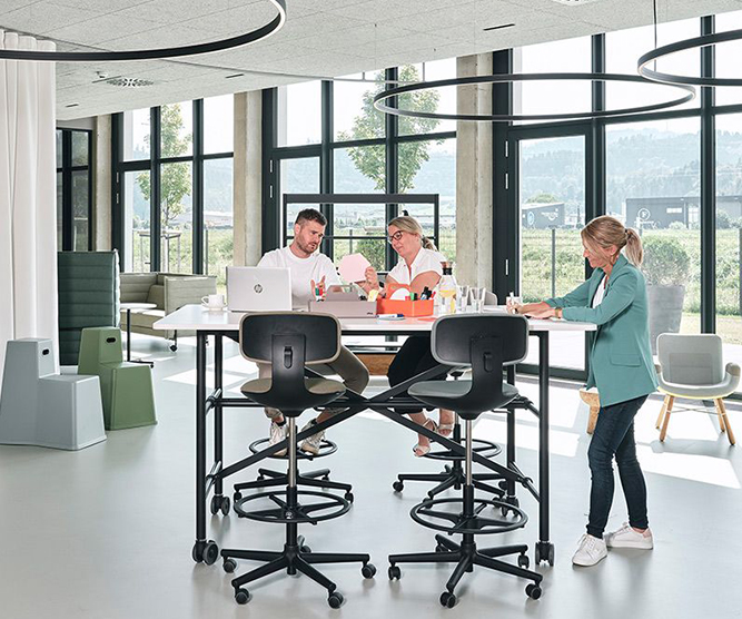 Das Büro der Zukunft: Wie viel "Büro" brauchen wir noch? Mitarbeiter von Streit Service & Solution artbeiten zusammen in der Arbeitswelt in Gengenbach an einem Tisch