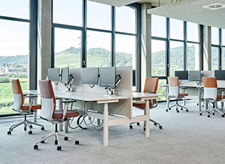 Desk Sharing – Nur ein kontroverses Arbeitsmodell oder die Zukunft der Arbeitsplatzgestaltung? Mehrere Arbeitsplätze in OpenSpace-Bürolandschaft mit Clean Desk